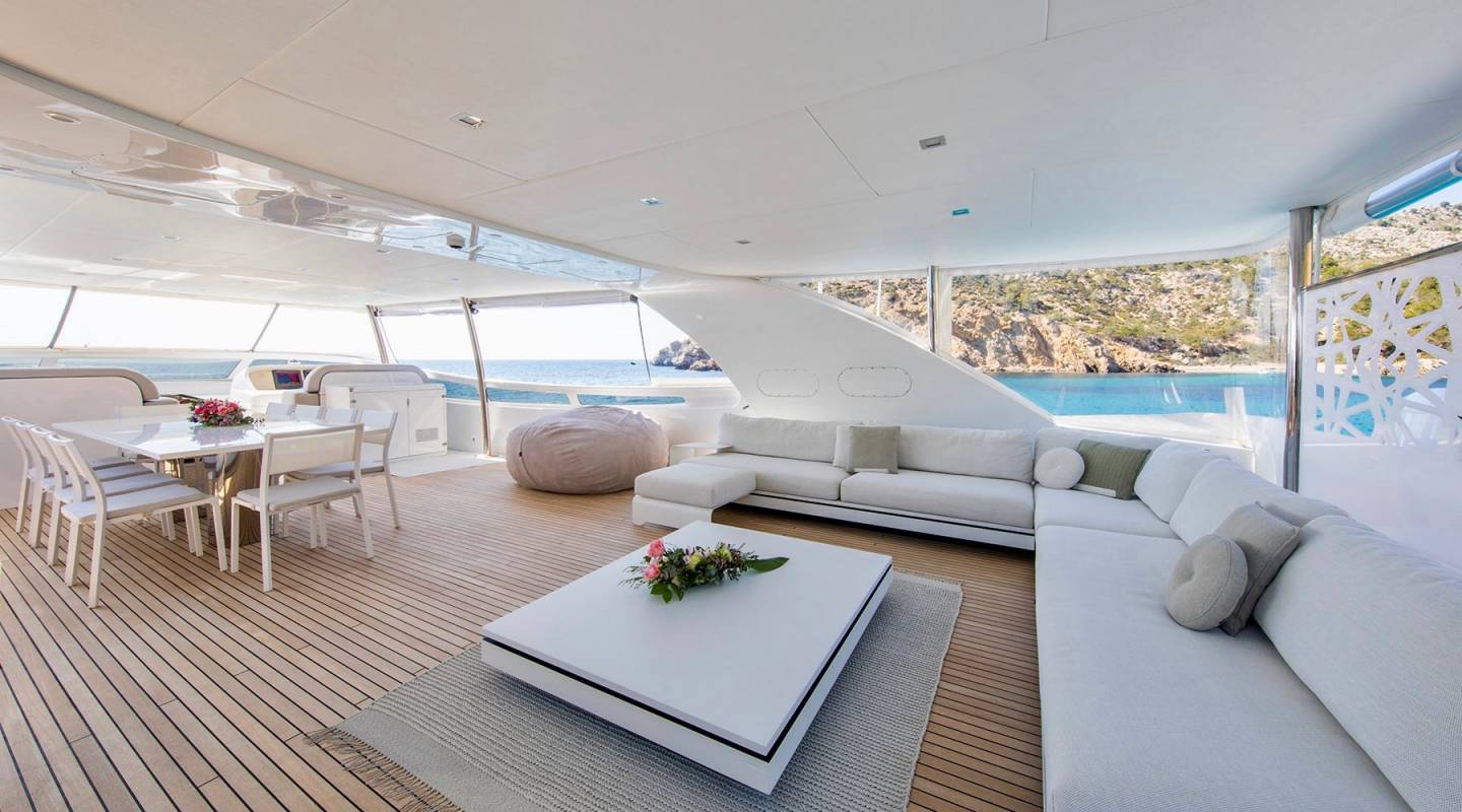 luxury yacht flybridge Mallorca